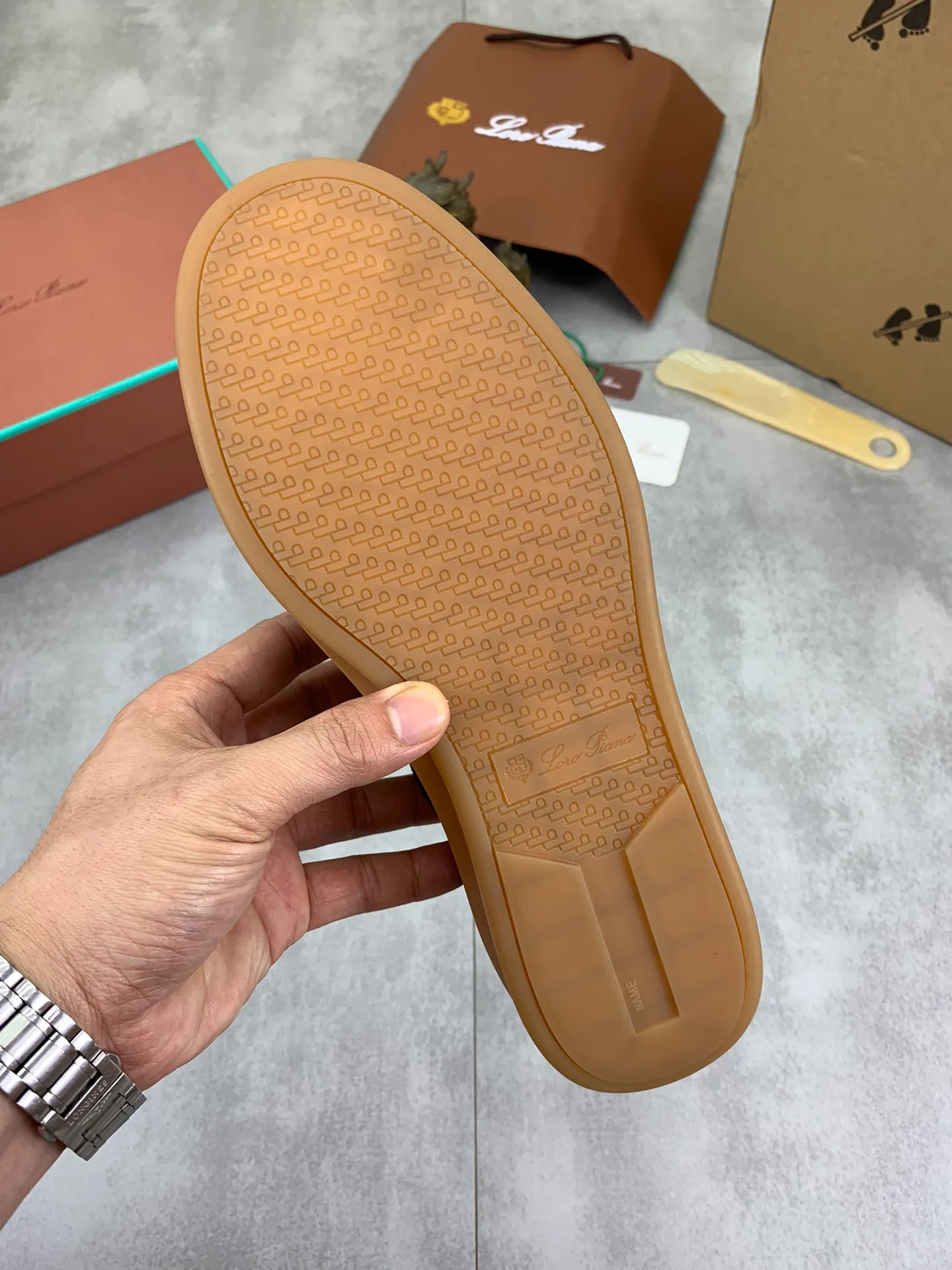 Men's Men's Shoes 💰P540 New 💰High Quality Loro Piana 💯Top Authentic Grade💯Buy the original 1:1 copy💯 Founded the existing Loro Piana company on April 24, 1924. It is now the sixth generation of family business, providing top quality products to customers who are discerning in taste and quality. Imported original fabrics, made of plain calfskin lining. Hand-sewn threads with cowhide feet. Original packaging. Size: 38-45. 7⃣️ colors available.